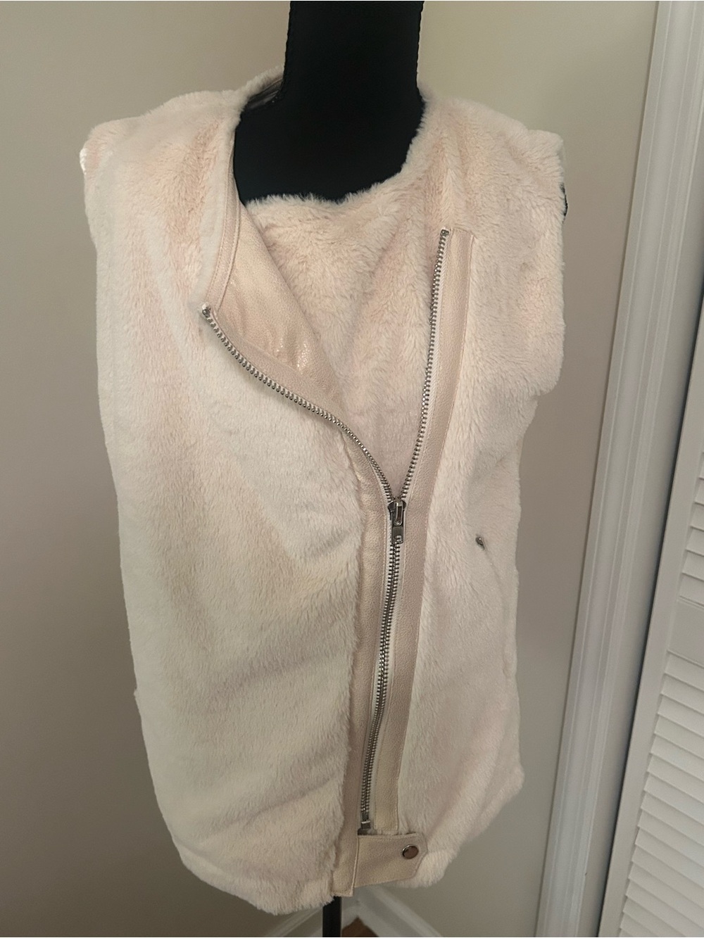 Skies Are Blue Cream Faux Fur Sleeveless Moto Vest